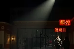 日韩欧美在线观看首屏主推剧集画面，夜色中的城市天台与远处连片灯火