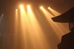 深海灯塔封面，孤立在海雾中的灯塔与翻涌的暗色海水