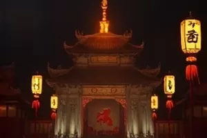 沉默的焰火封面，夜空中被云层遮住的烟花与零星火光