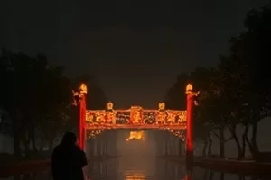 深巷雨季封面，青瓦屋檐下滴落的雨水与竹椅一角