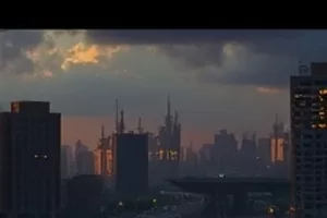 风起旧站台封面，雨雾中停靠在旧站台的绿皮列车